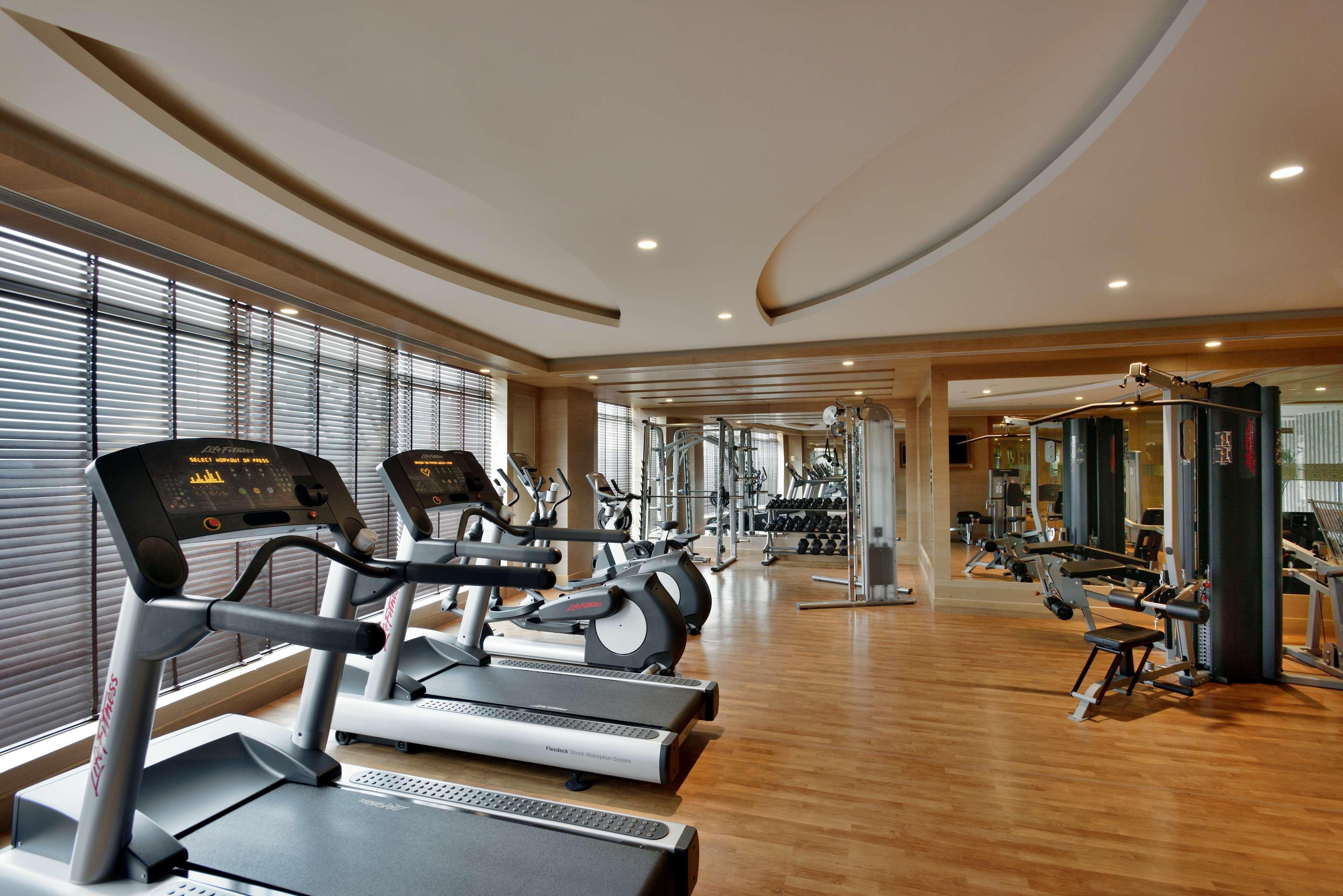 เรดิสัน คุรุคราม อุทโยค วิหาร Hotel คูร์เคาน์ ภายนอก รูปภาพ The gym at the hotel