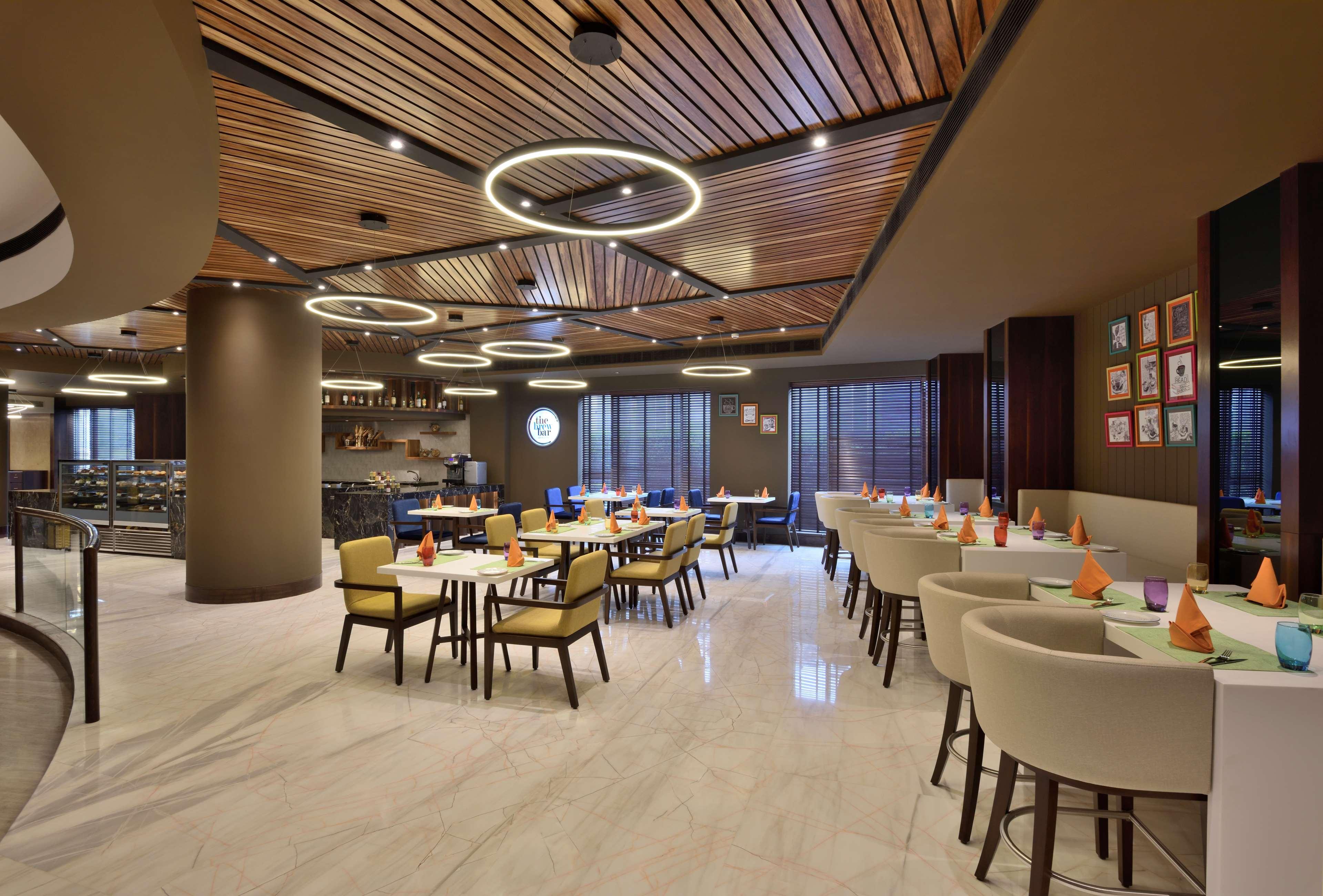 เรดิสัน คุรุคราม อุทโยค วิหาร Hotel คูร์เคาน์ ภายนอก รูปภาพ The restaurant