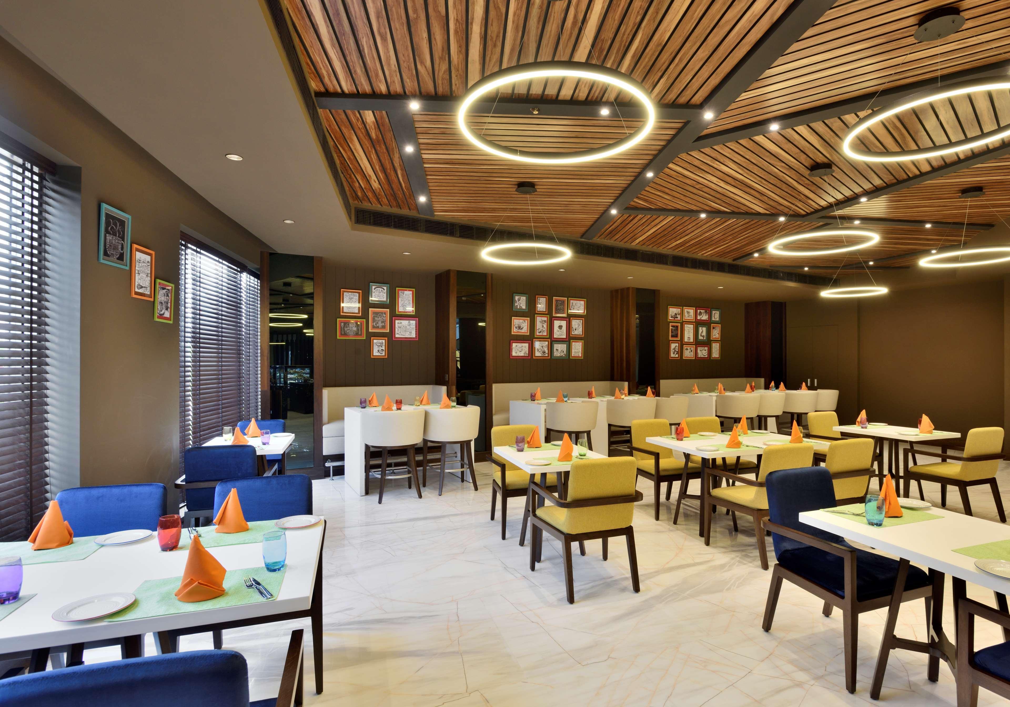 เรดิสัน คุรุคราม อุทโยค วิหาร Hotel คูร์เคาน์ ภายนอก รูปภาพ The restaurant
