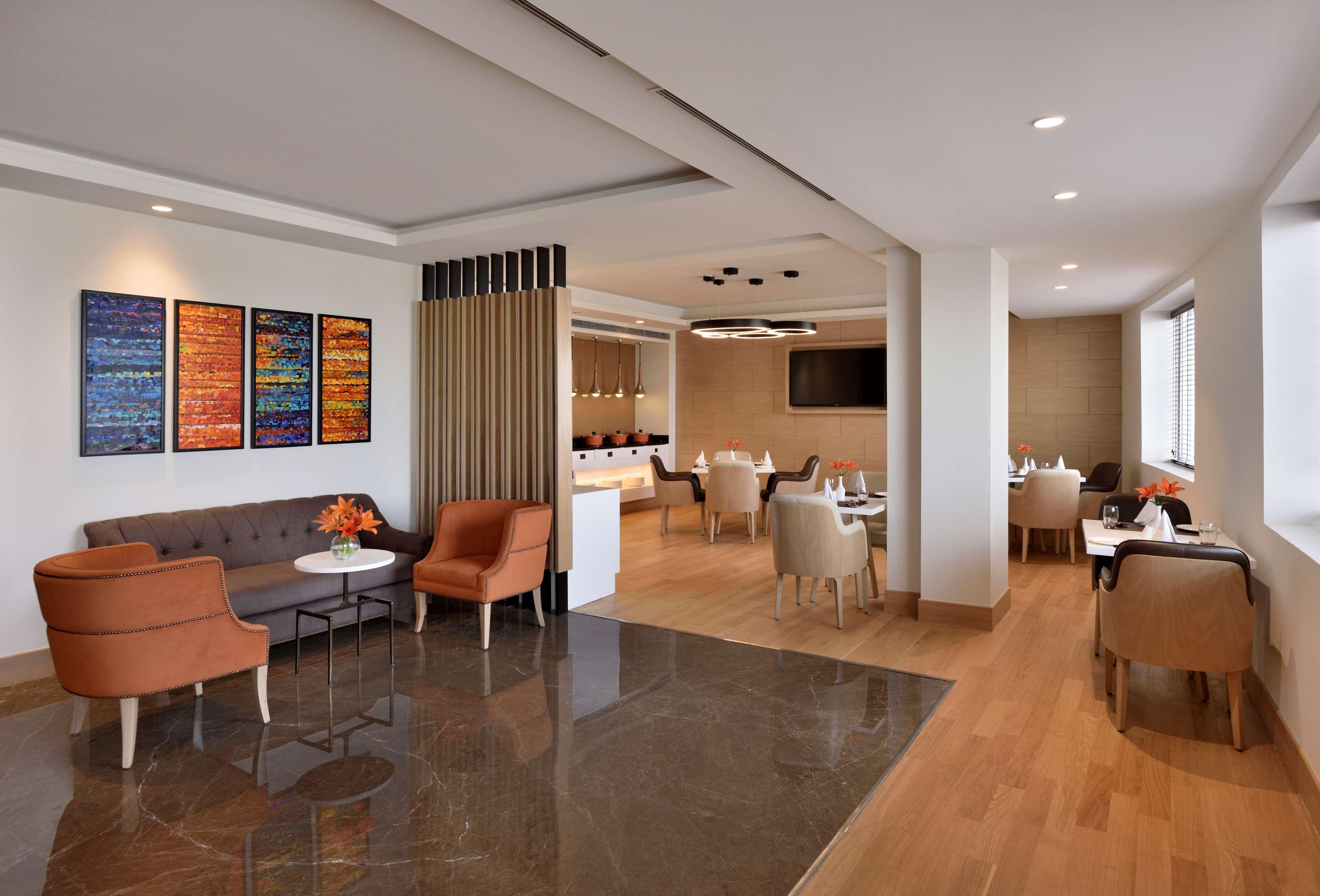 เรดิสัน คุรุคราม อุทโยค วิหาร Hotel คูร์เคาน์ ภายนอก รูปภาพ The lounge at the airport