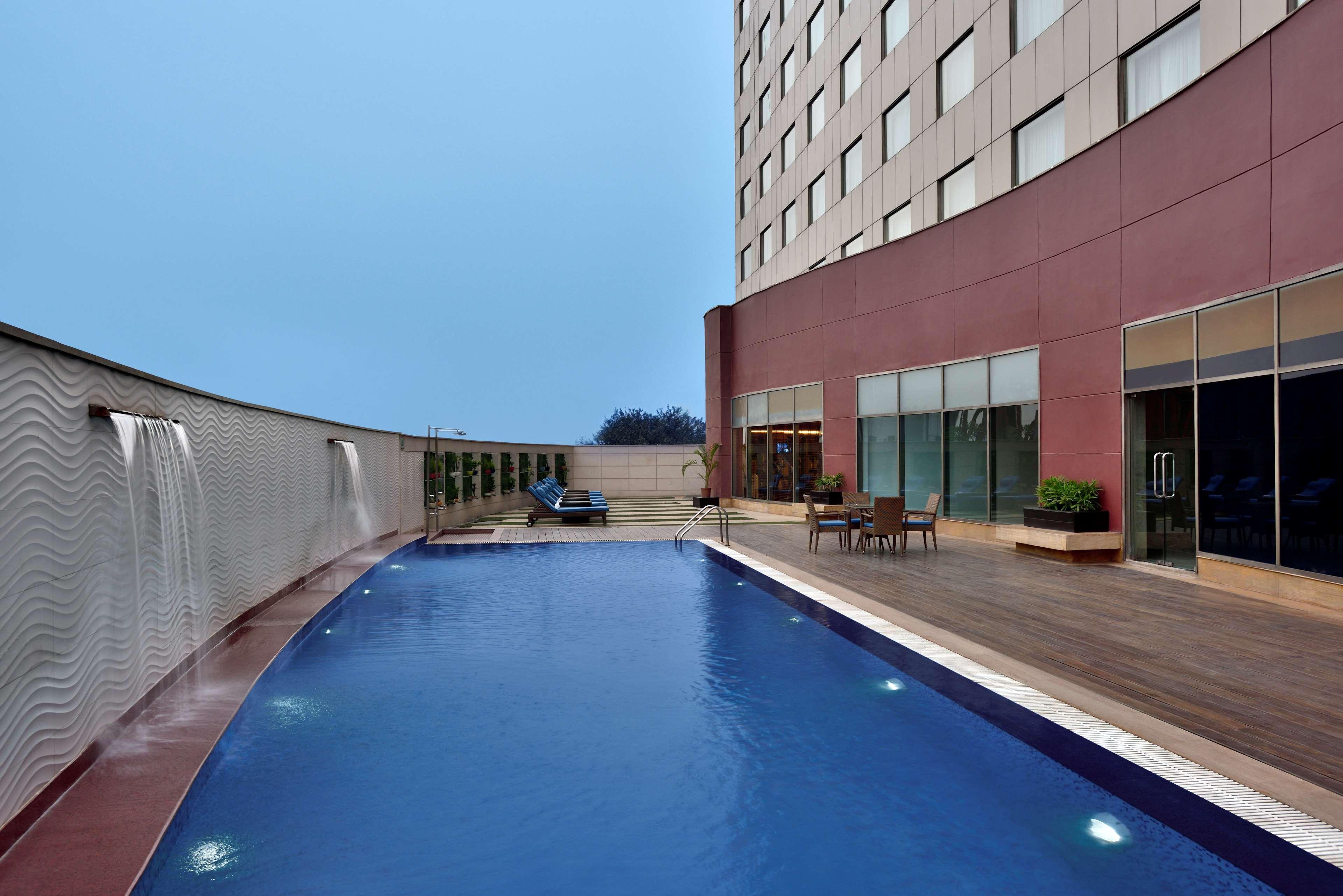 เรดิสัน คุรุคราม อุทโยค วิหาร Hotel คูร์เคาน์ ภายนอก รูปภาพ Pool at the hotel