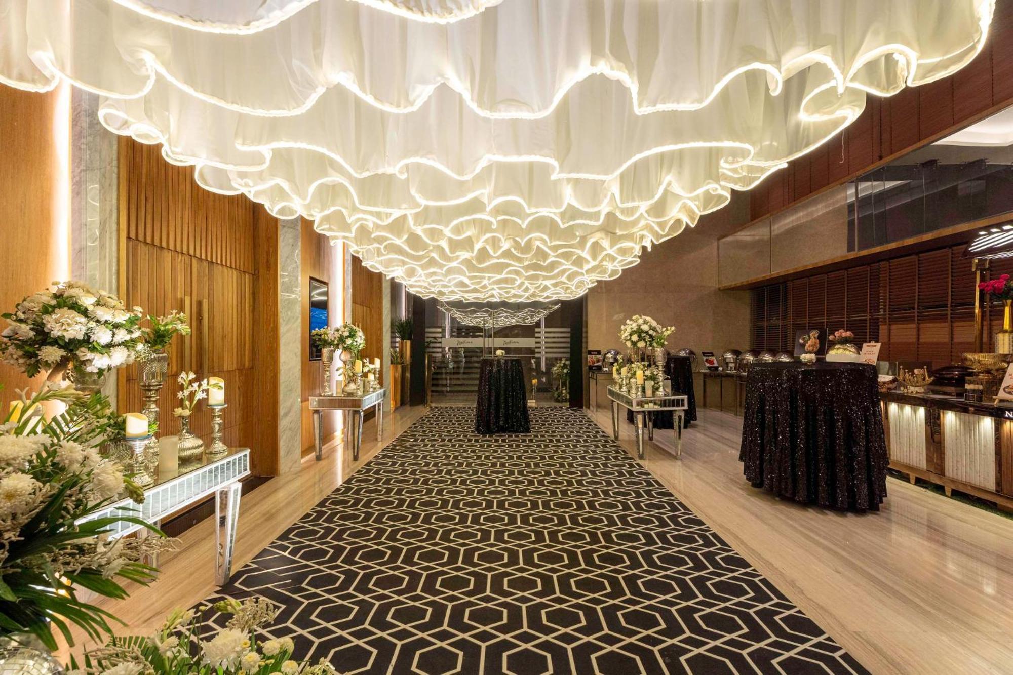 เรดิสัน คุรุคราม อุทโยค วิหาร Hotel คูร์เคาน์ ภายนอก รูปภาพ