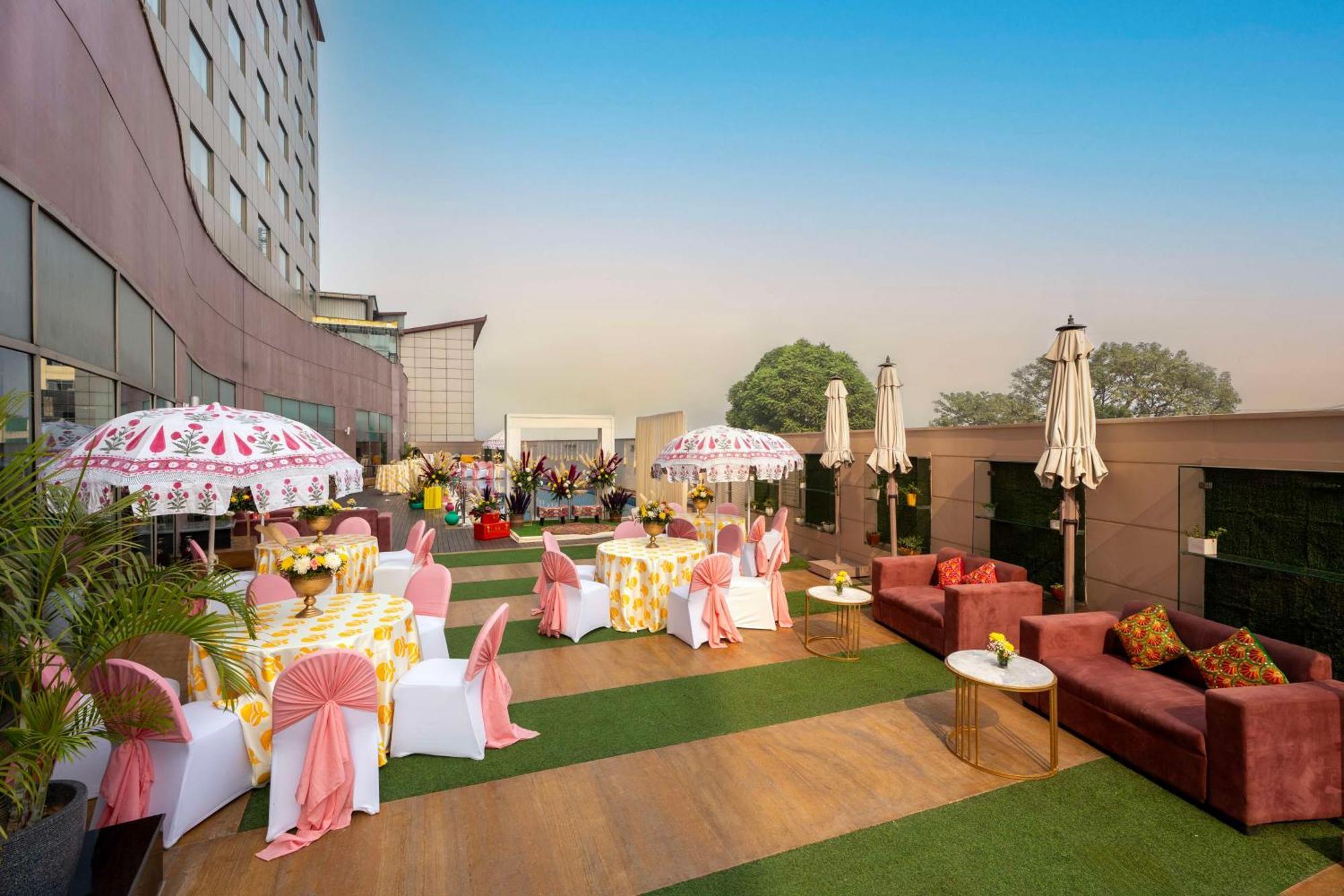 เรดิสัน คุรุคราม อุทโยค วิหาร Hotel คูร์เคาน์ ภายนอก รูปภาพ