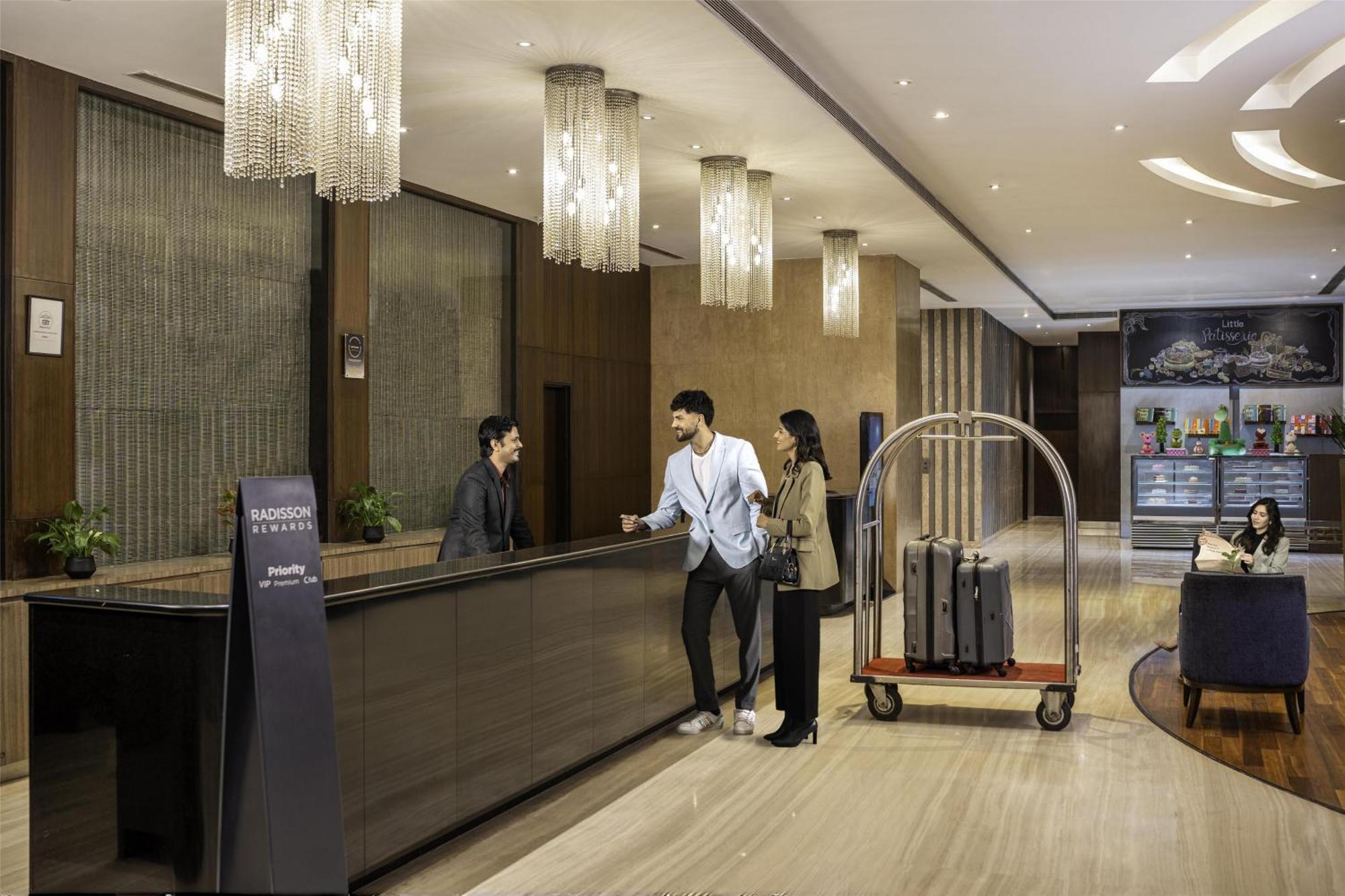 เรดิสัน คุรุคราม อุทโยค วิหาร Hotel คูร์เคาน์ ภายนอก รูปภาพ