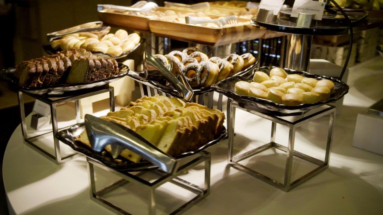 เรดิสัน คุรุคราม อุทโยค วิหาร Hotel คูร์เคาน์ ภายนอก รูปภาพ A selection of desserts