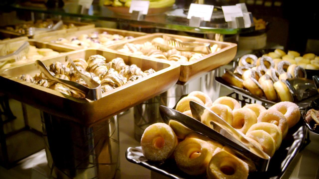 เรดิสัน คุรุคราม อุทโยค วิหาร Hotel คูร์เคาน์ ภายนอก รูปภาพ A selection of pastries